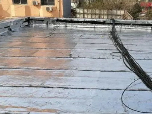 喀什卫生间漏水维修公司分享下喀什屋面楼顶防水刚性防水层施工要点。